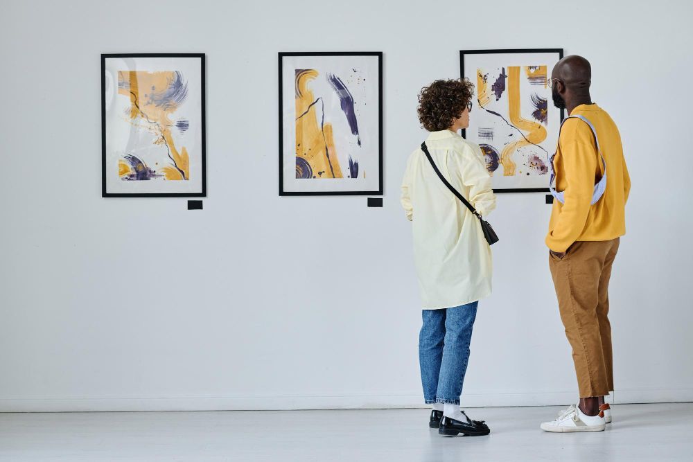 De l’atelier à la galerie : le parcours invisible d’une œuvre d’art